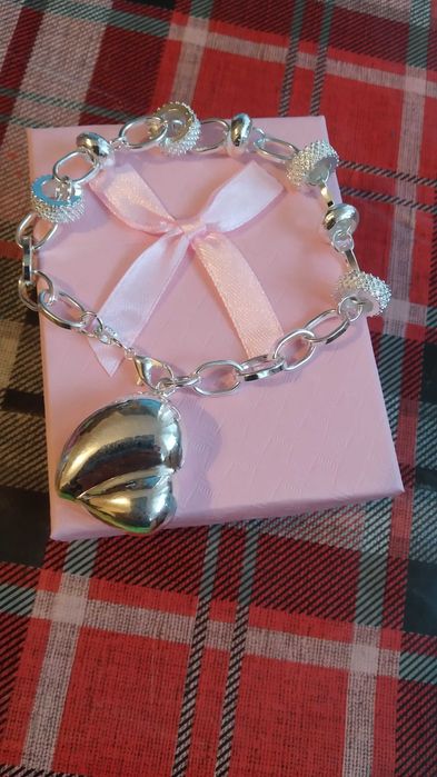 Ново, дамско сребърно колие с висулка.Различни модели и цени. В кутия.