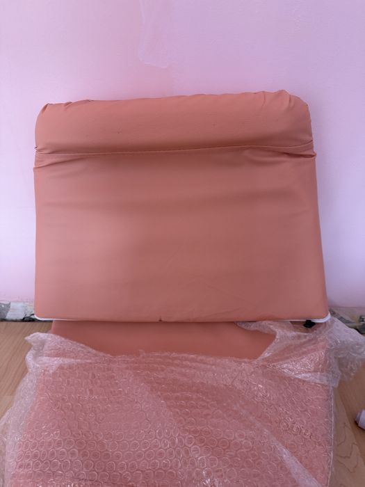 Офис стол  розово оранж цвят с колелца