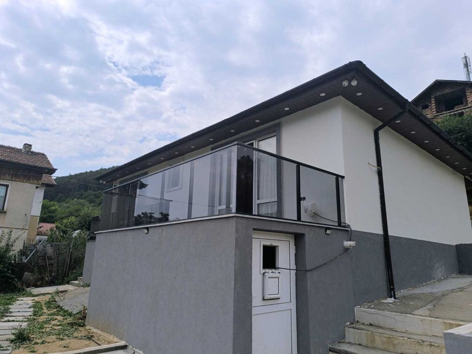 Произвеждам алуминиеви и стъклени парапети