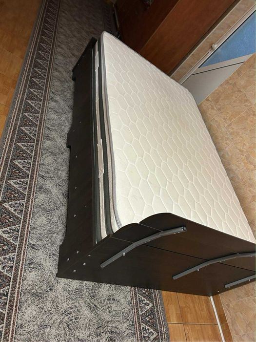 Pat cu saltea inclusă - stare excelentă!