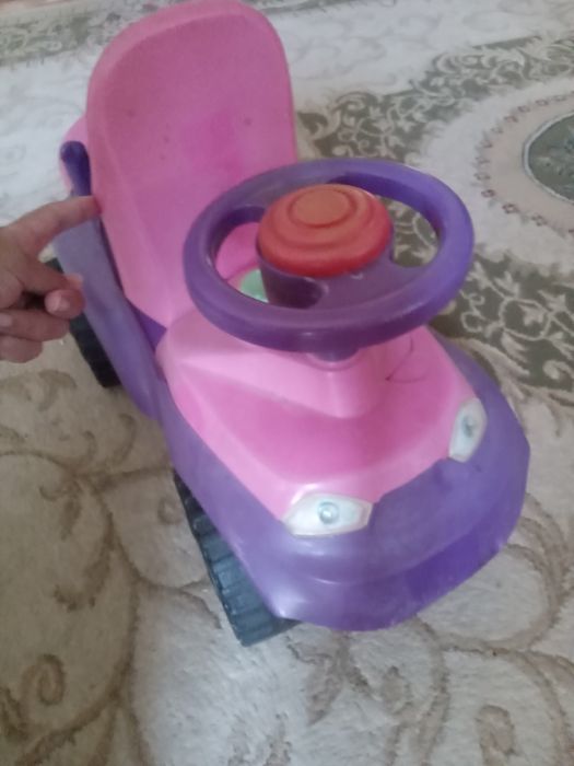 Игрушечная машинка