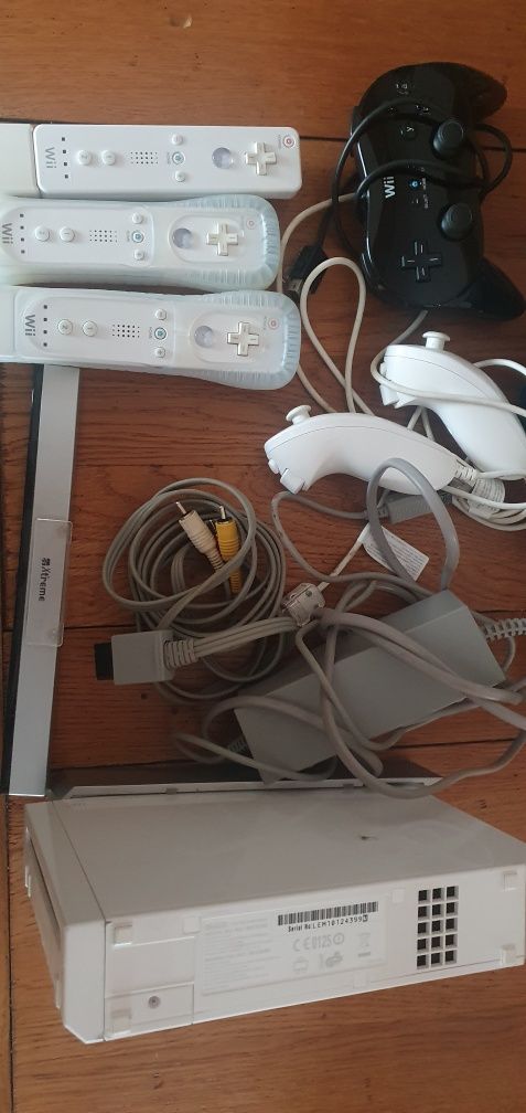 Consola Nintendo Wii cu jocuri si accesorii SE VAND SI SEPARAT