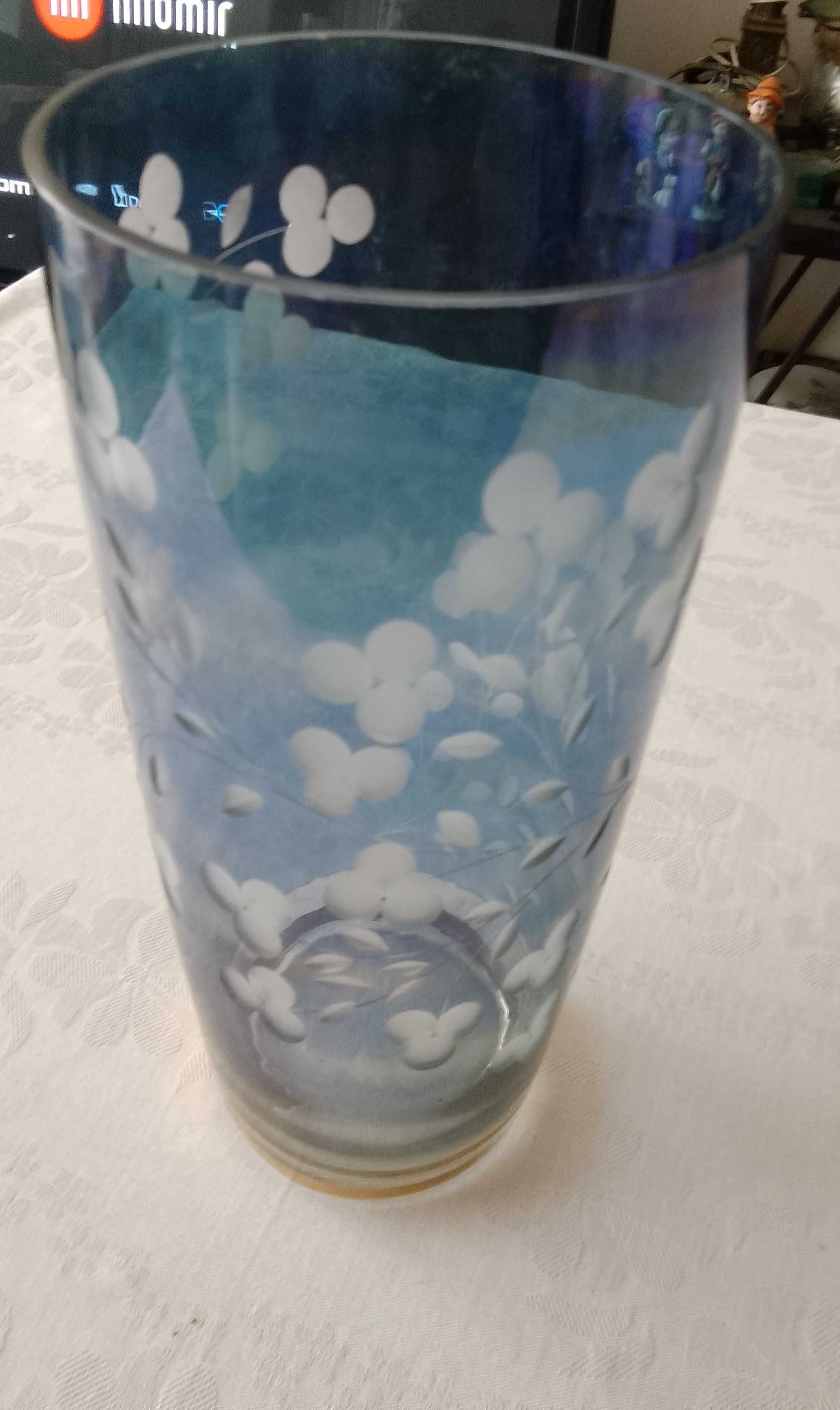 ретро синя стъклена- кристална ваза с гравирани цветя