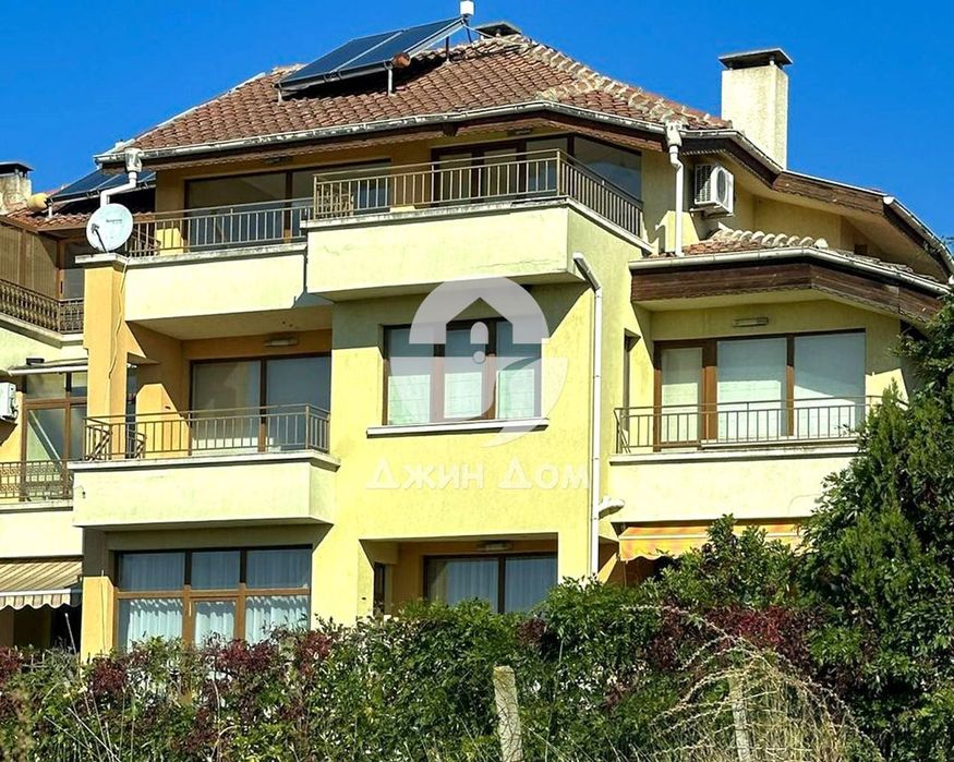 Просторна триетажна къща с ГАРАЖ в кв. Банево, гр. Бургас