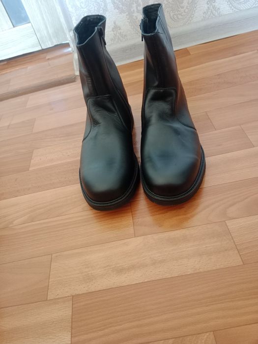 Новый кожаный сапоги