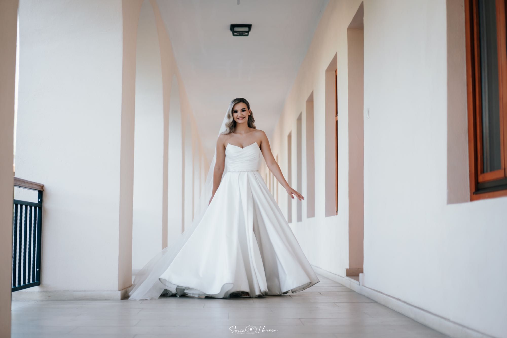 Vând rochie de mireasă cu corset reglabil și mănuși .