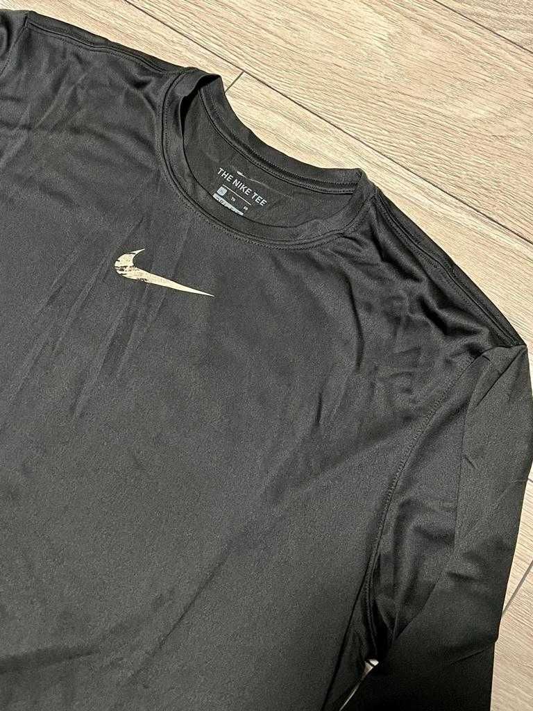 Bluza sport neagra Nike cu model pe spate, marimea XL