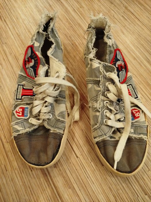 Спортивные кеды .