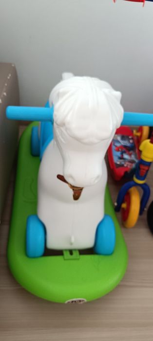 Vând căluț cu roți și balansoar