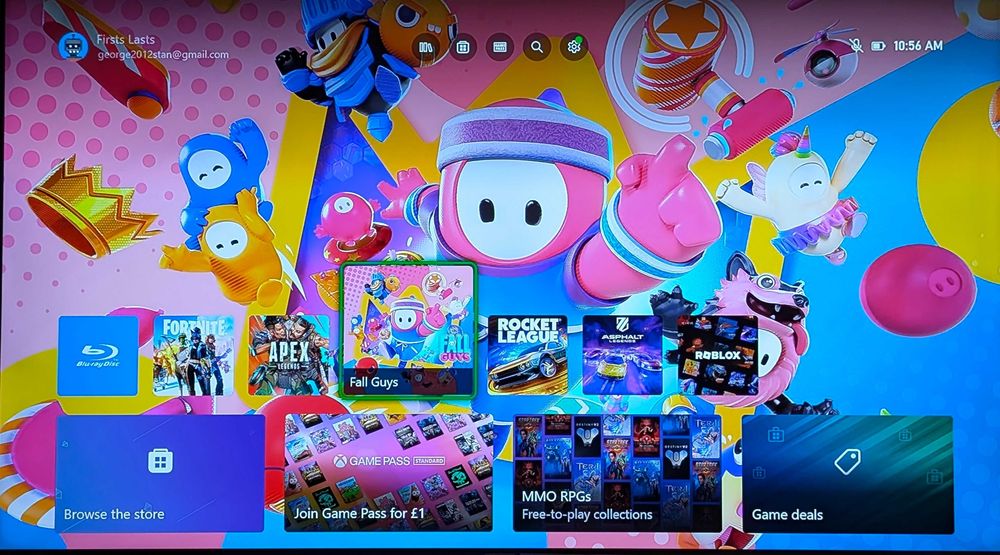 Consola joc XBOX One cu un controller si cateva jocuri instalate