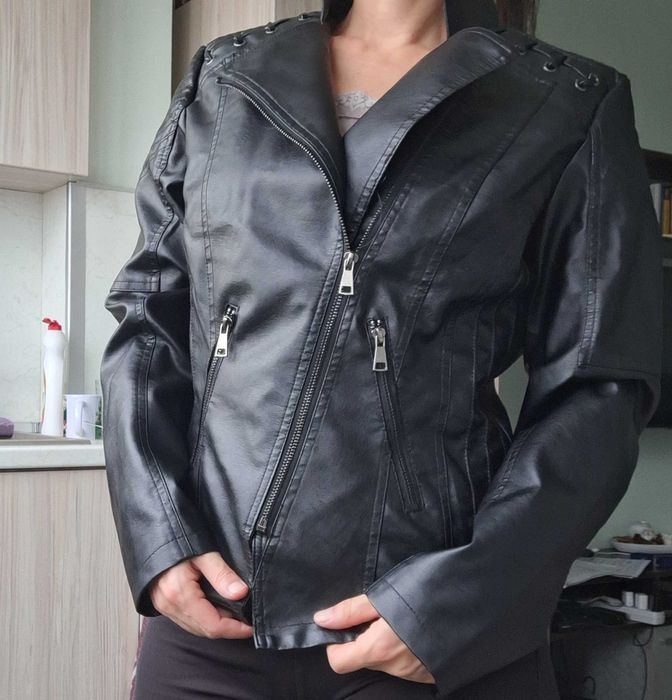 Продавам дамско кожено яке