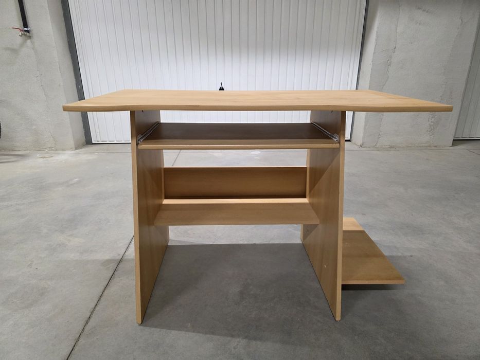 Работно бюро с издърпваща се подложка