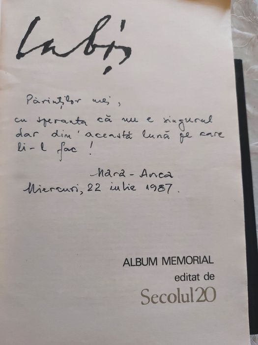 Vând trei cărți...