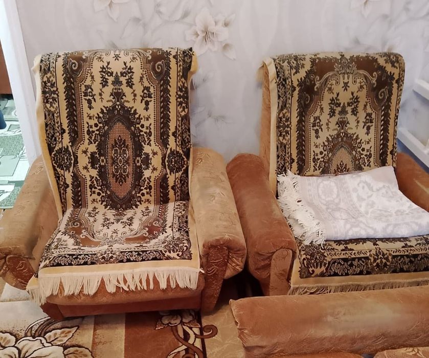 Продам диван два кресла состояние как  на фото самовывоз. Срочно торг
