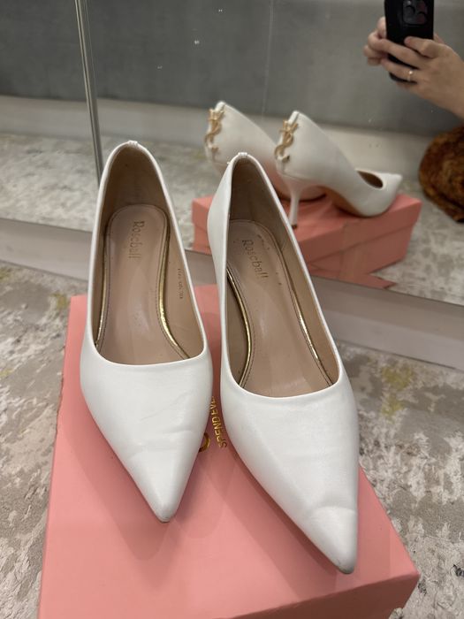 Туфли белого цвета каблук примерно 5 см