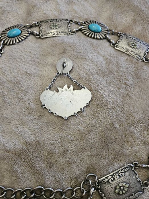 Старинна брошка забодка и колан за носия