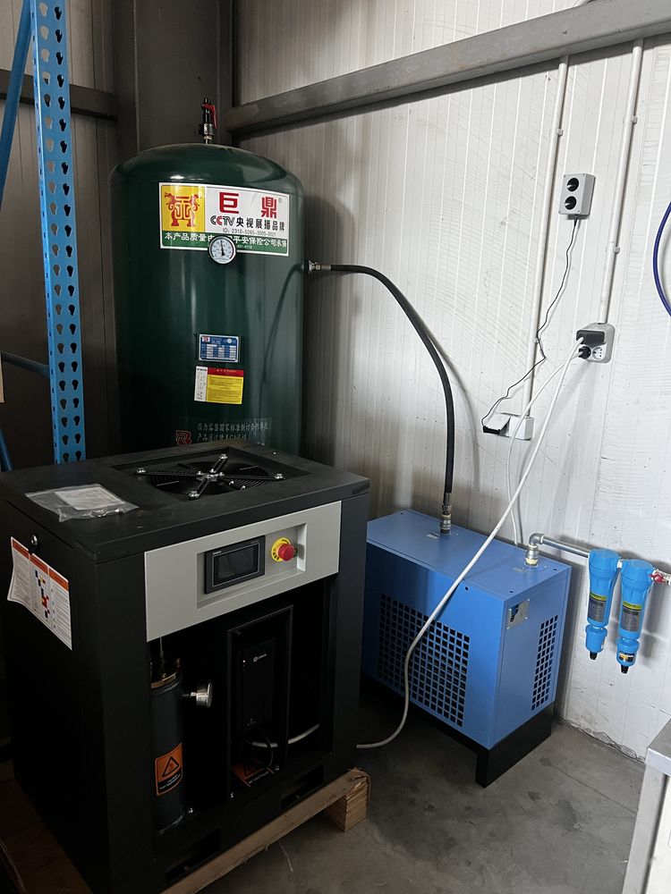 Винтов компресор 7.5 kw ИНВЕРТОРЕН 1000л ресивър и дехидратор