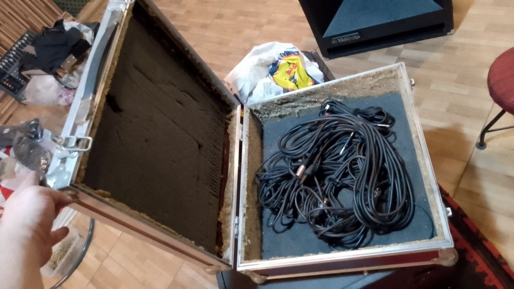 Vând case pentru instrument