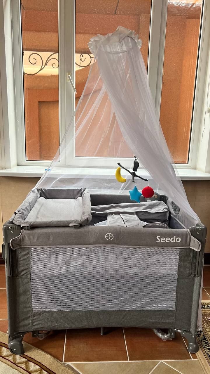 Кроватка с пеленалным столиком от бренда seedo