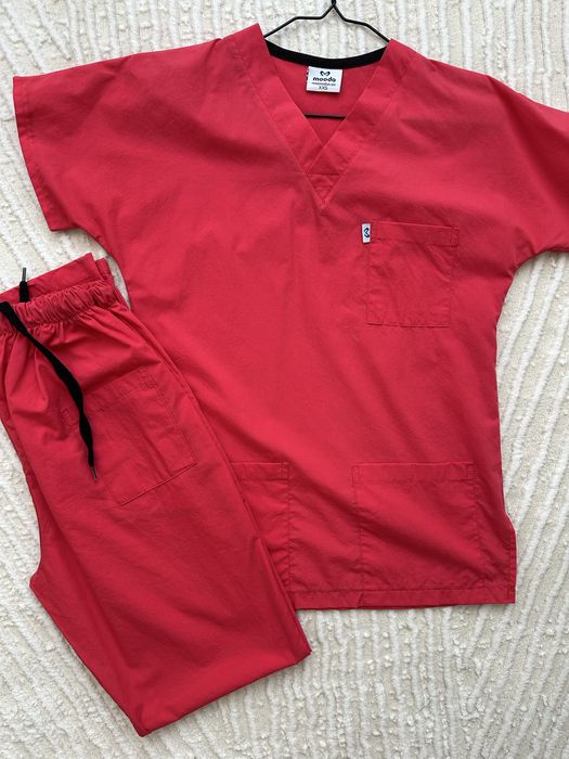 Vand costum medical fucsia