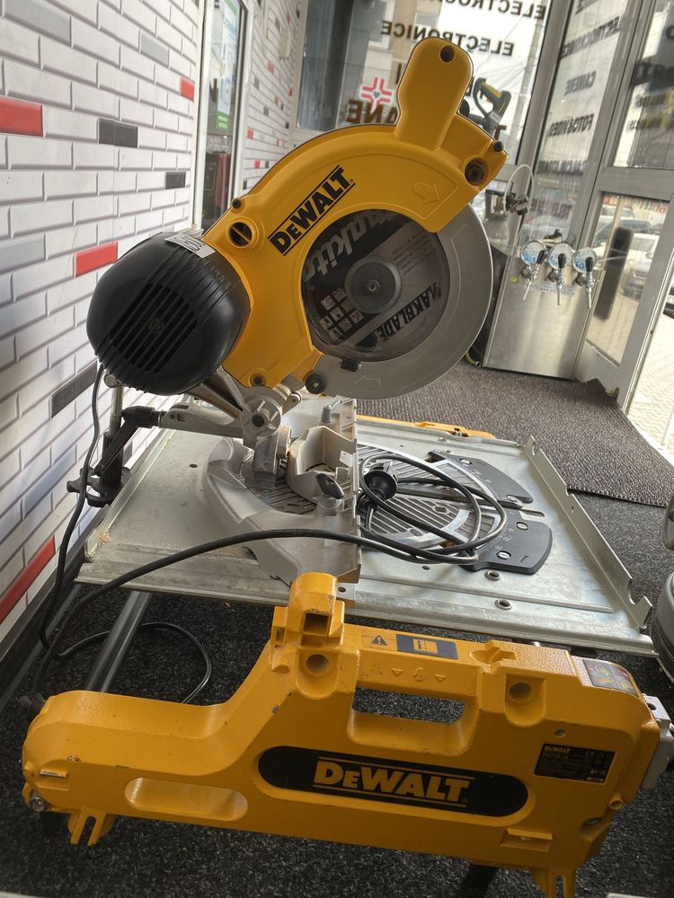 Fierăstrău circular de masă DeWALT DW743K-QS