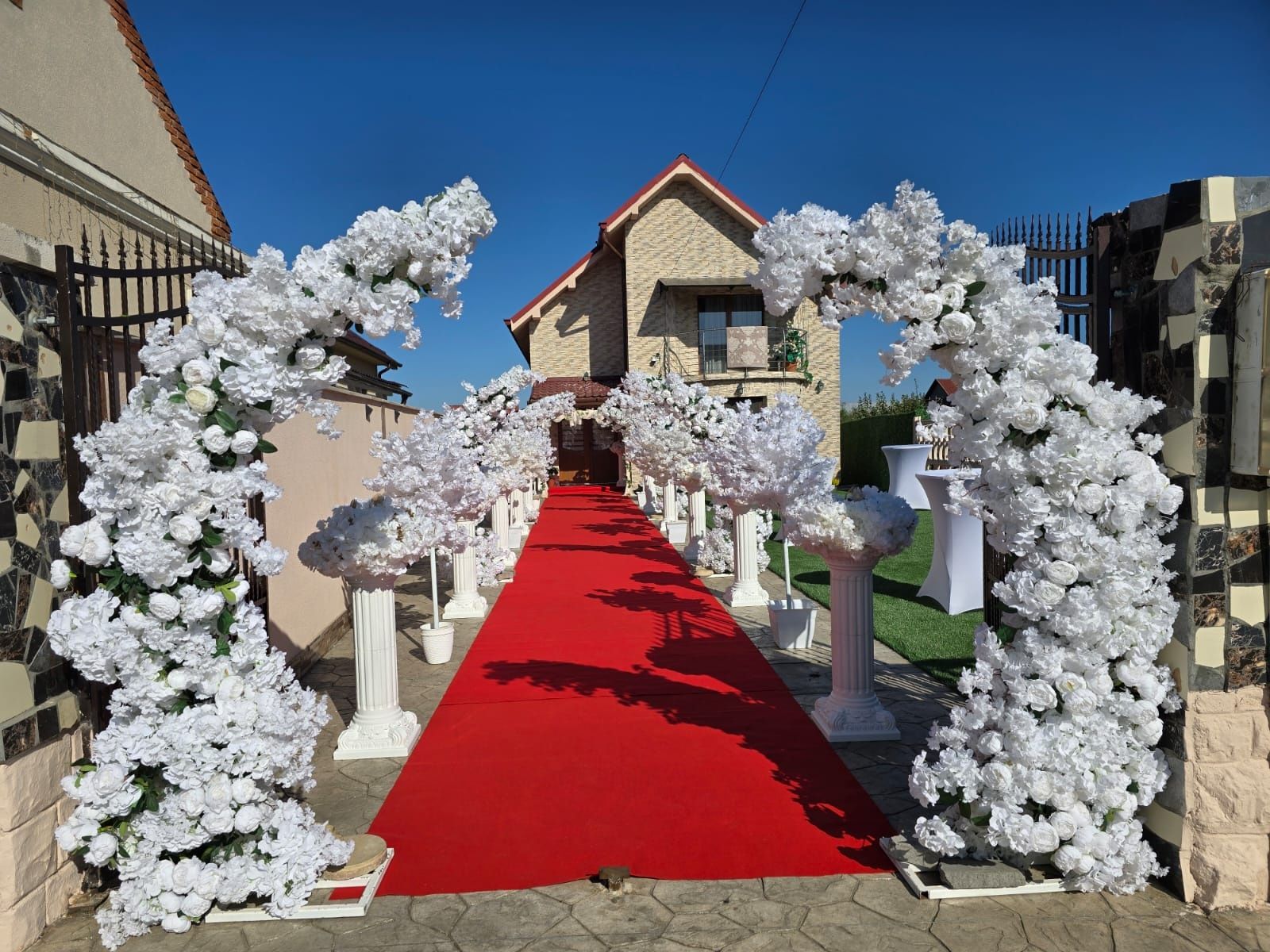 Cort de inchiriat aranjamente florale mese scaune închiriez cort decor