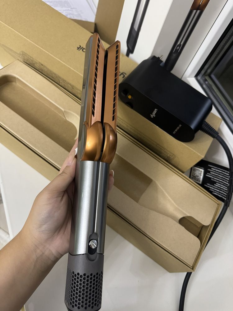 Dyson Airstrait в идеальном состоянии