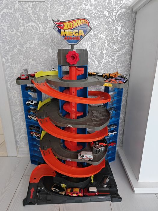 Pista mașini+ garaj Hot wheels