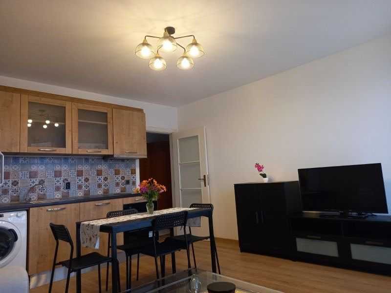 Дава се под наем Тристаен апартамент в София, Център - 85 кв.м за 668.1 € - Снимка #1