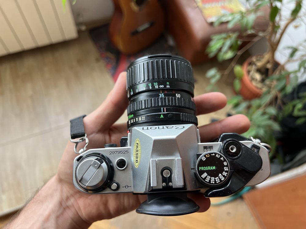 Лентов Canon AE-1 Program с обективи, светкавица, чанта и др.