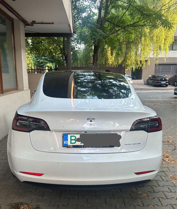Tesla model 3, doual motor de vanzare