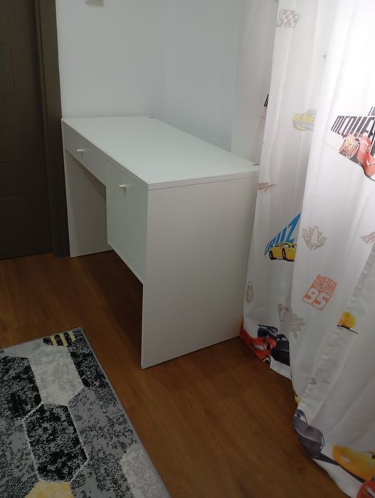 Vând birou in stare foarte buna.