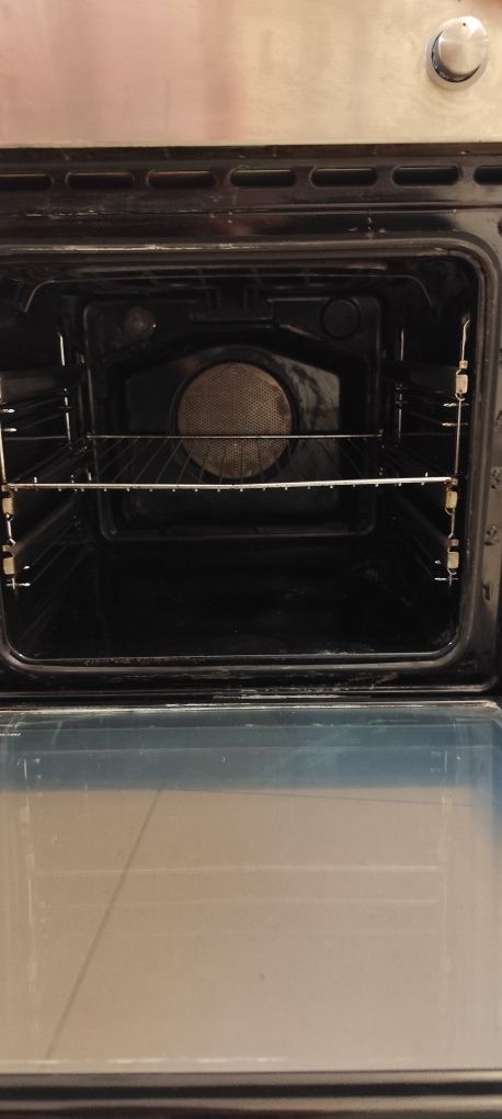 Фурна Gorenje с прибиращи се бутони.