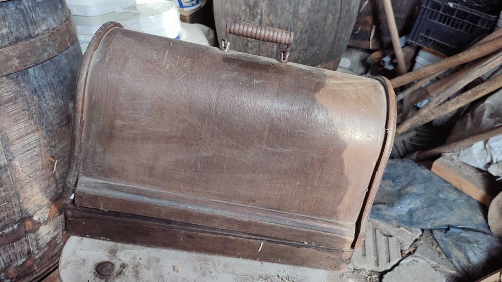 Антикварна ръчна машина за шиене.