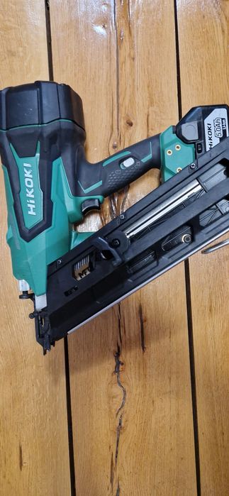 Hikoki pistol de cuie pe acumulator