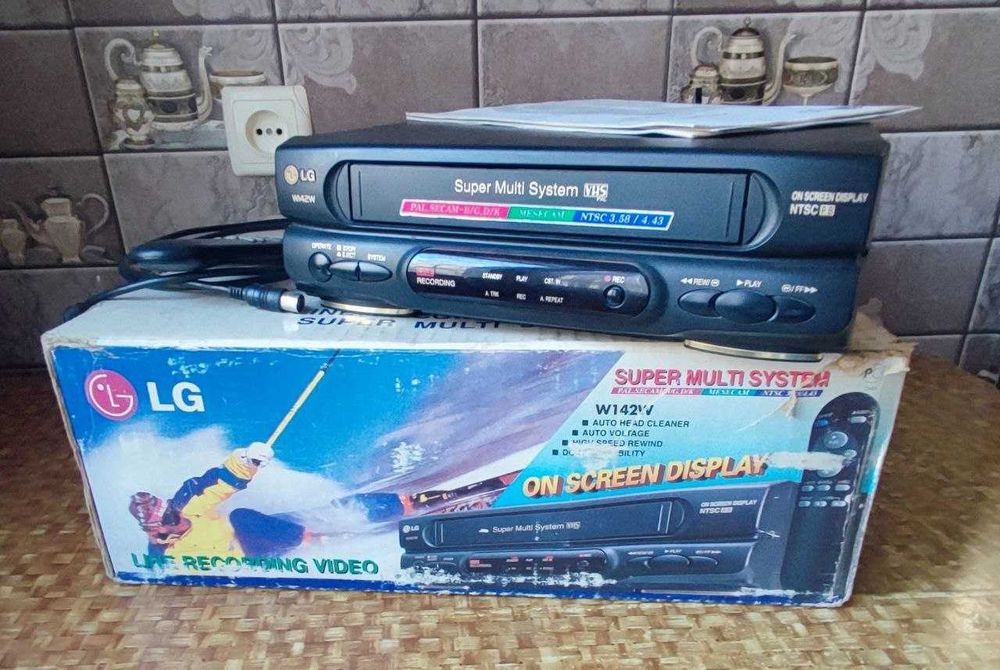 LG  W 142W - Видеомагнитофон