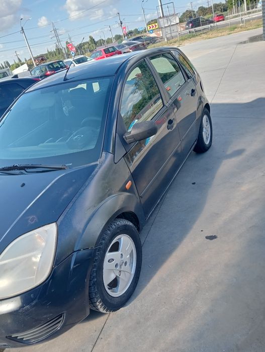 Vând Ford fiesta 1.3