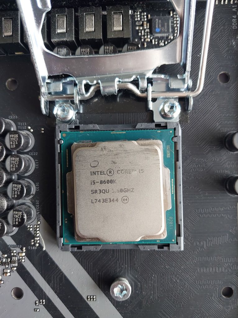 процесор intel core i5-8600K LGA1151 6-ядрен