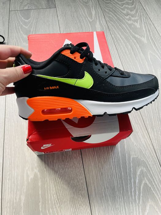 Маратонки Nike и Adidas