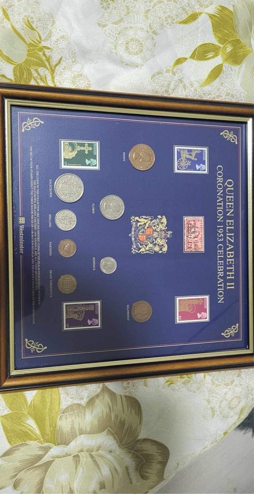Tablou cu monede si timbre de la incoronarea Reginei Elizabeth a II-a