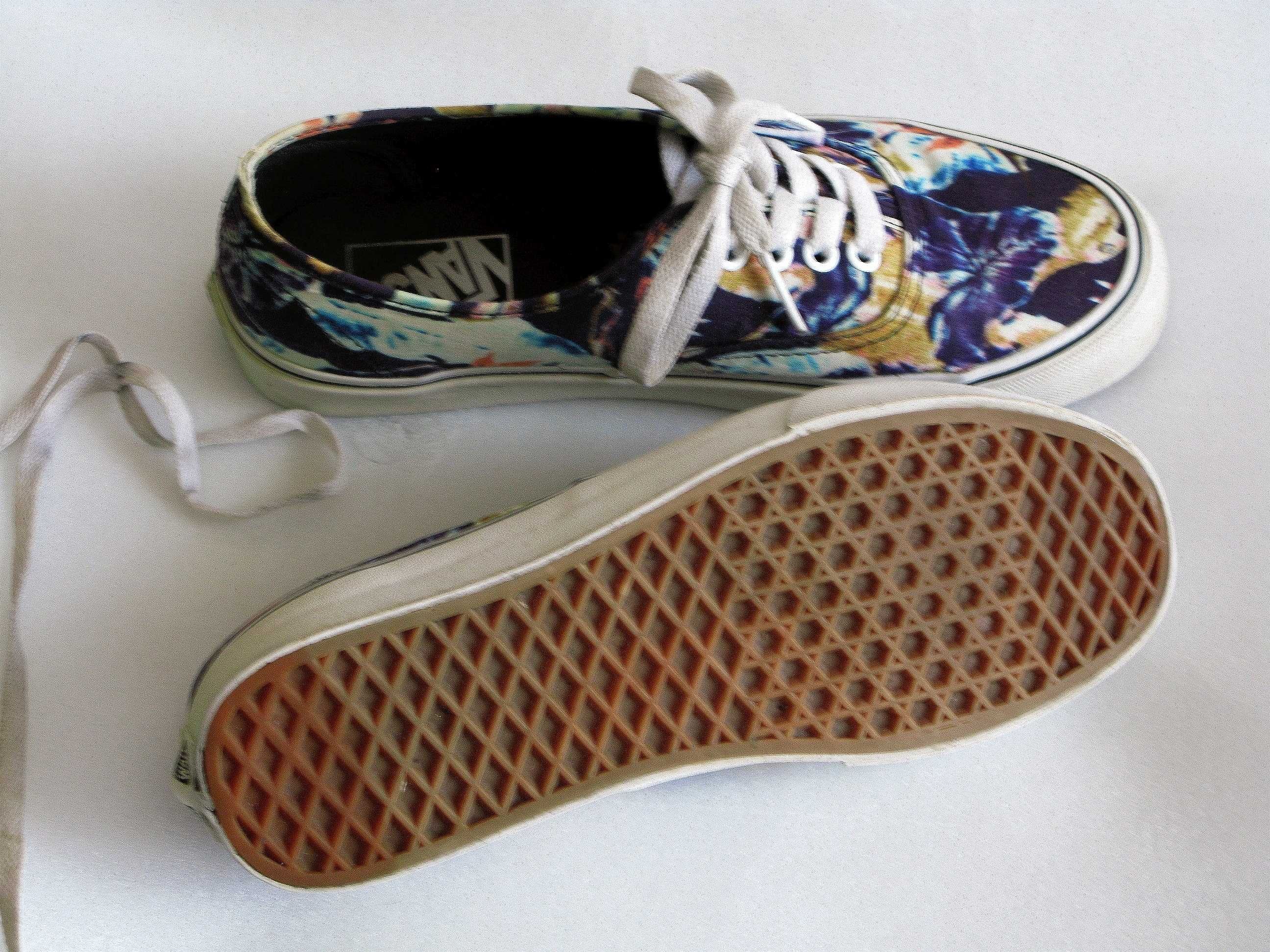 Tenisi Vans, unisex, model deosebit, ca si noi !