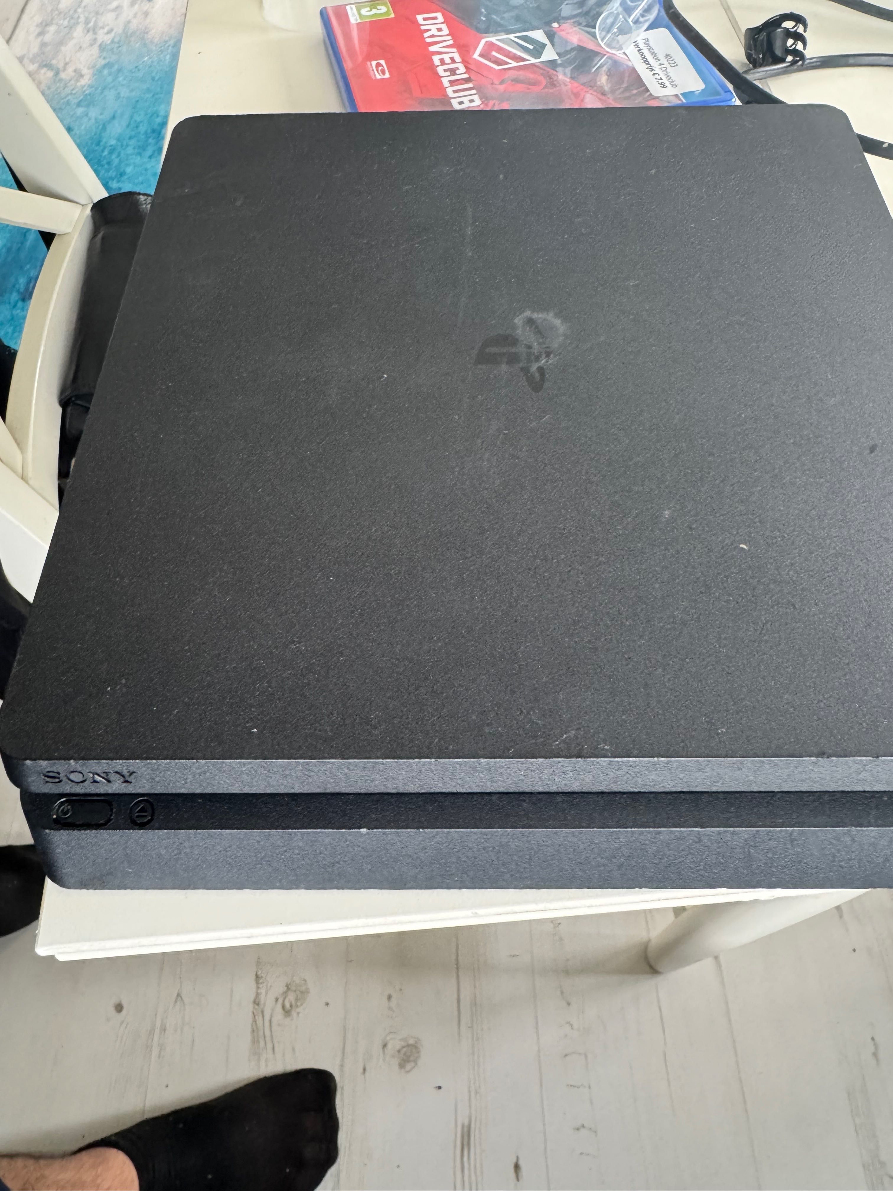 Playstation 4 slim (ps4 slim) + 2 игри