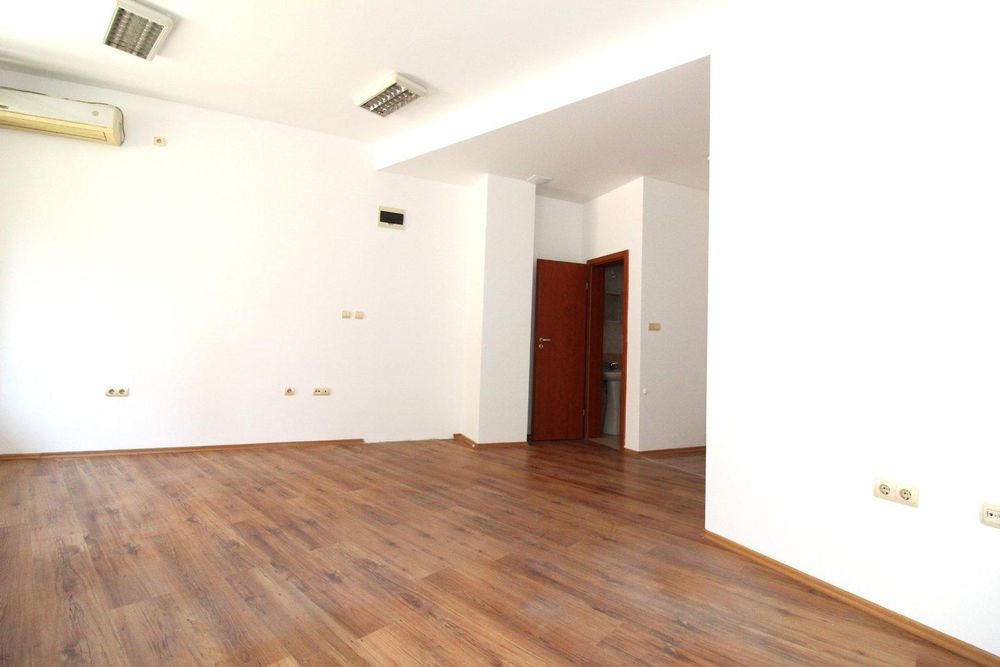 Дава се под наем Магазин в Пловдив, Гагарин - 50 кв.м за 350 € - Снимка #1