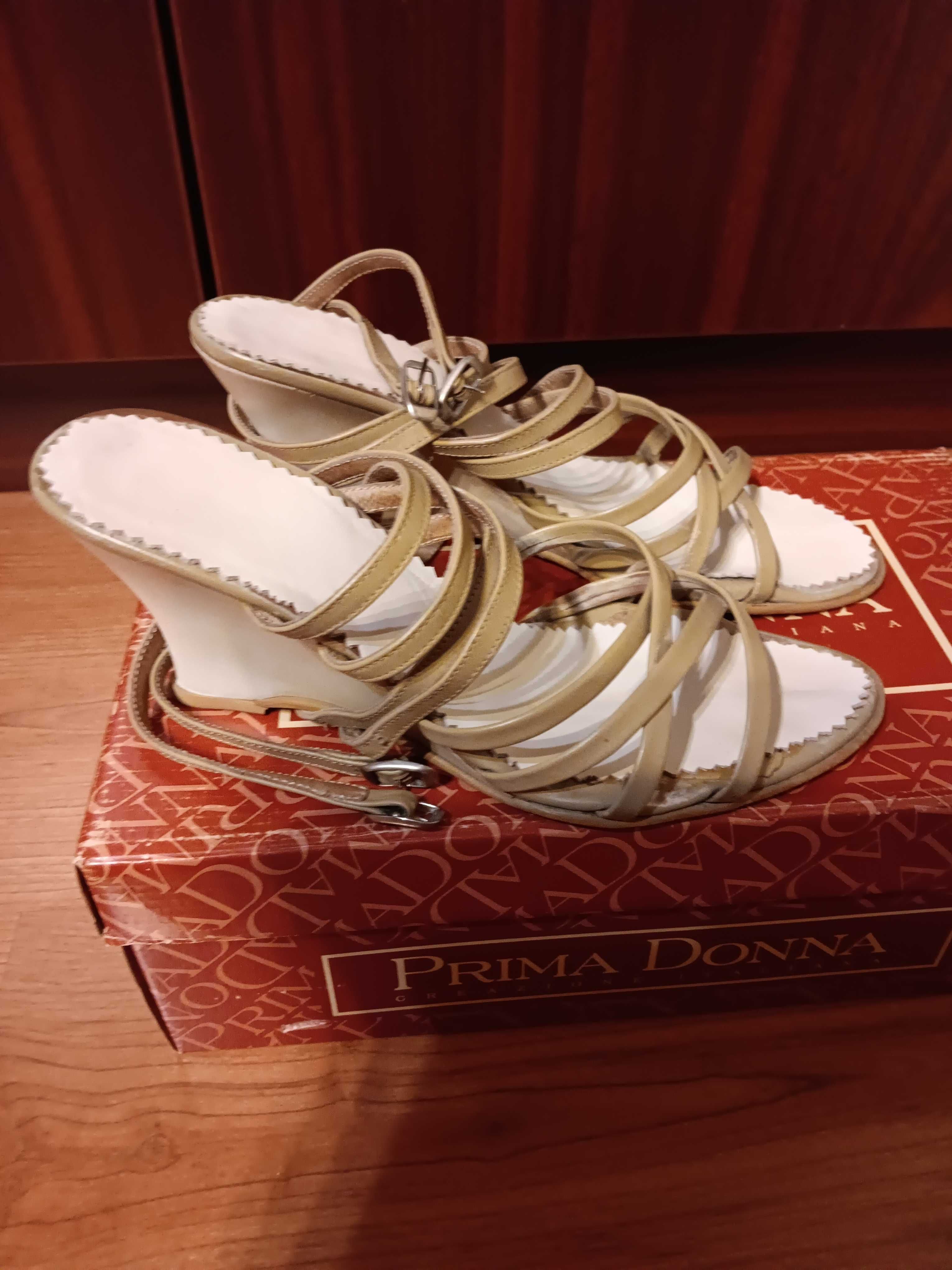 Vand sandale, cu platforma, nr. 38, crem, 120 lei, piele naturala