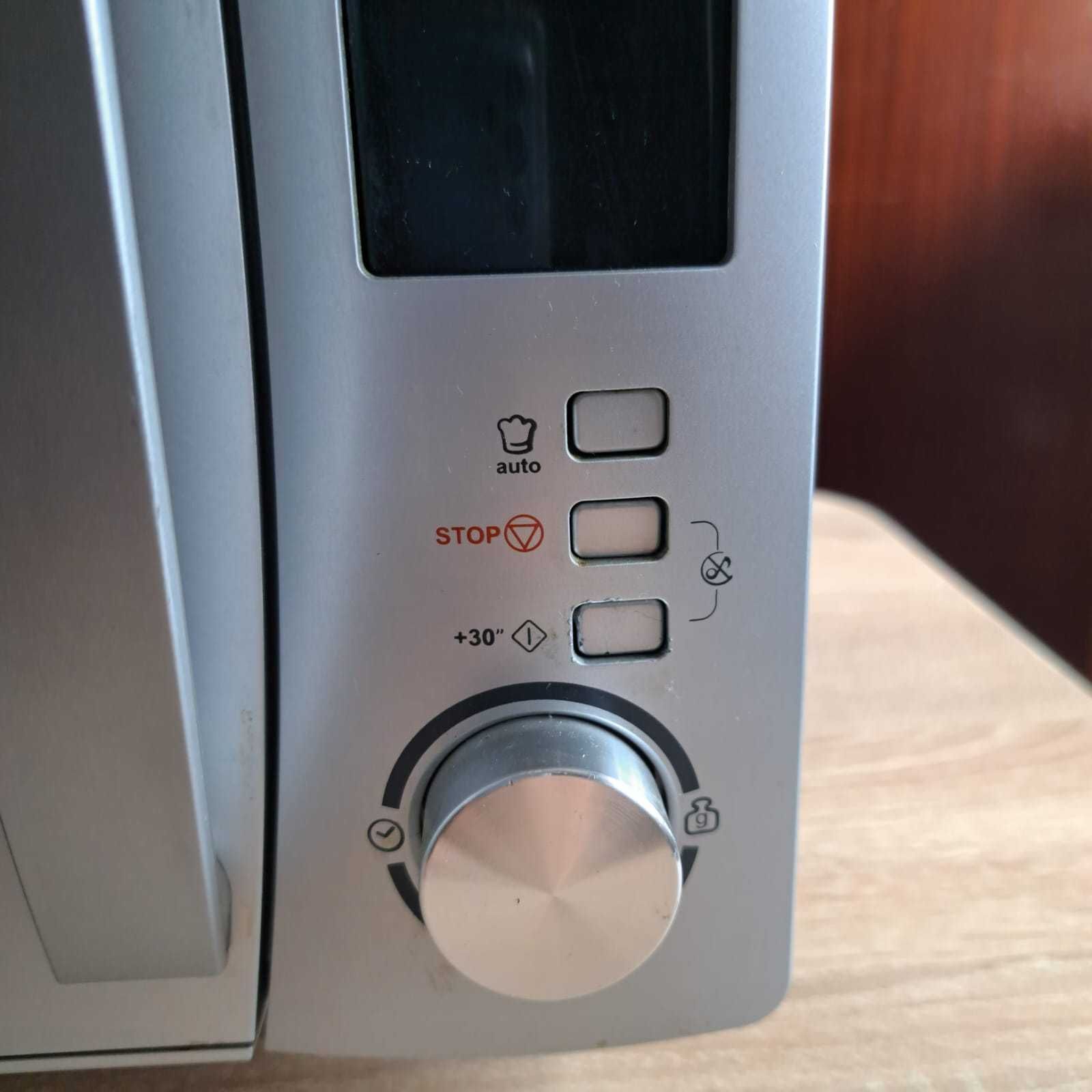 Cuptor cu microunde Candy, CMXG 25DCS
900 W