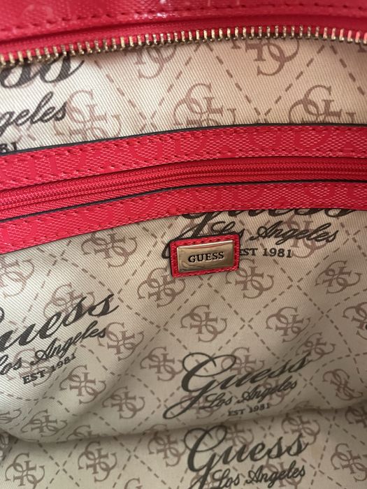 Guess орогинална чанта в малиново червено