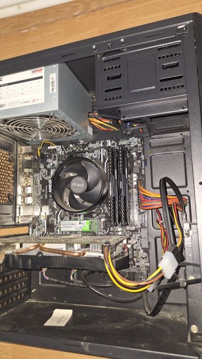 Sistem Desktop PC impreuna cu mouse tastatura si adaptor WIFI