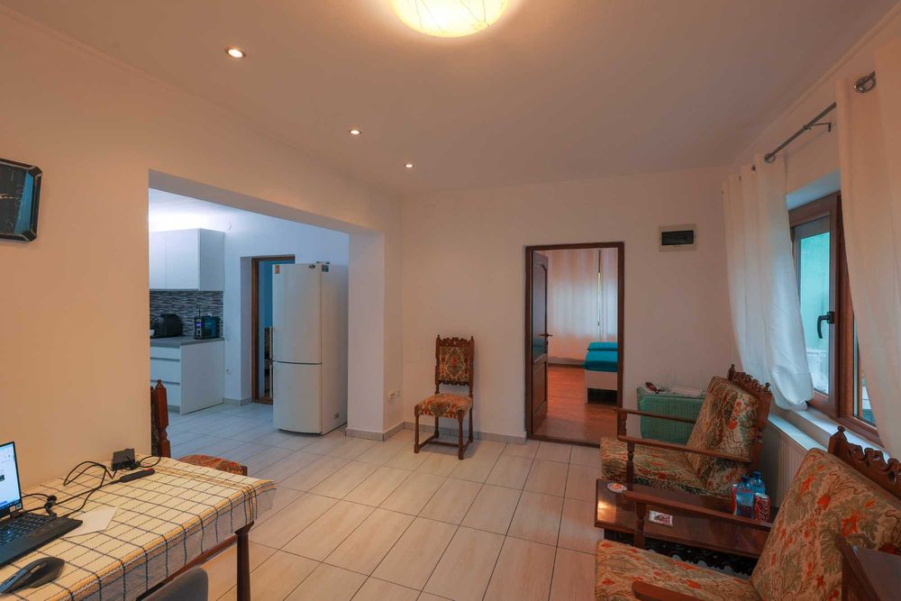 Casă 3 camere, renovată 2021, fotovoltaice 6kW, 815 mp teren – Orăștie