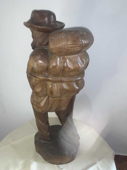 Statuie sculptata din lemn