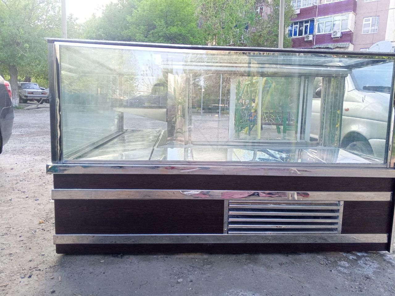 Срочно продаётся. Размер 180×180 витрины холодильник абсолютно новый с